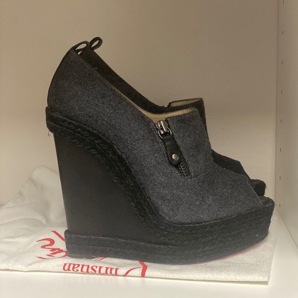 Christian Louboutin Deroba Wedge Espadrille Peep-Toe Wool Grey & Black Size 37